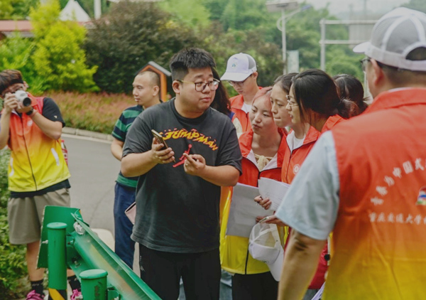 道路管理人員向?qū)嵺`團(tuán)介紹公路云管理系統(tǒng)和碰撞監(jiān)測裝置。彭聰攝