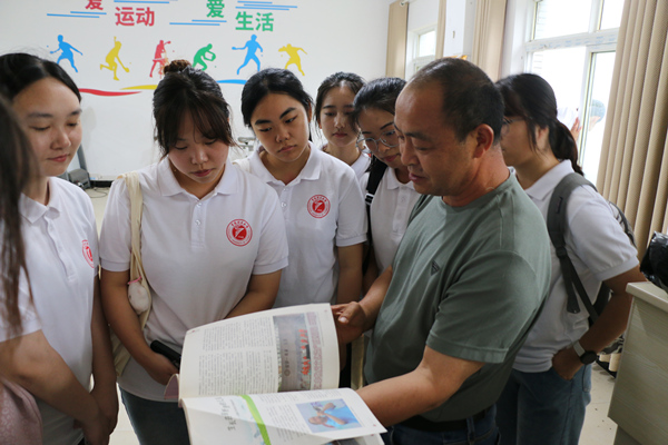 張?jiān)谄湔故緳M山昆詞宣傳冊。重慶理工大學(xué)供圖