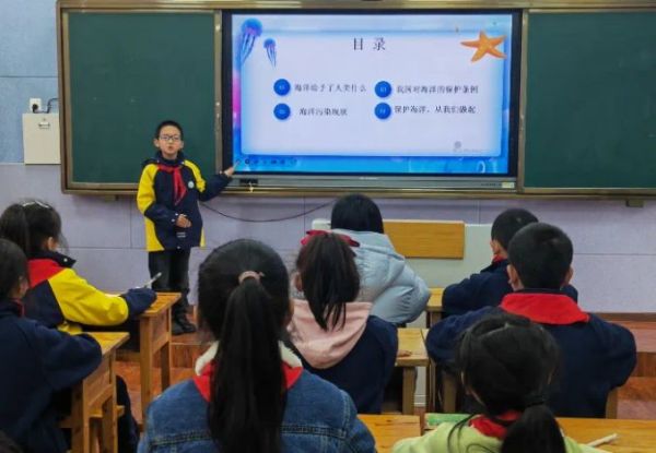 “九鼎小講壇”宣講員走班進行宣講。重慶市南川區(qū)九鼎山小學校供圖