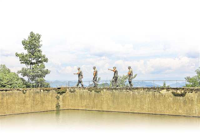 7月25日，彭水縣喬梓鄉(xiāng)長壽村神山水源地，四名護(hù)水員正在檢查囤積溶洞水的水池。記者 尹詩語 攝/視覺重慶