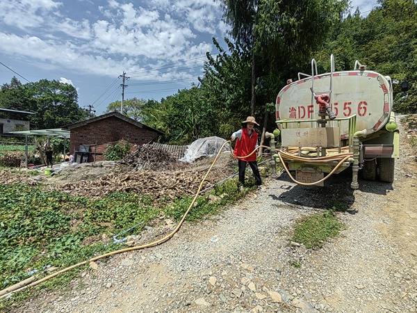 運(yùn)水車(chē)進(jìn)村入戶為村民送水救急。姜家鎮(zhèn)供圖