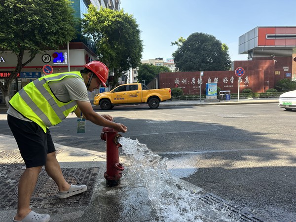 重慶水務(wù)集團(tuán)江津供排水公司工作人員現(xiàn)場(chǎng)測(cè)試校園周邊管網(wǎng)水壓。重慶水務(wù)集團(tuán)供圖