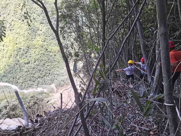 《山高坡陡都不能阻擋地質(zhì)工程師的腳步》。8月16日，川東南地質(zhì)大隊(duì)地災(zāi)防治院總工程師、地質(zhì)災(zāi)害防治“四重”網(wǎng)格化市級(jí)專家林義華（左一）在巫山縣官陽(yáng)鎮(zhèn)山王廟危巖應(yīng)急搶險(xiǎn)排?，F(xiàn)場(chǎng)，指導(dǎo)施工單位開(kāi)展危巖清除工作。徐騰蛟攝