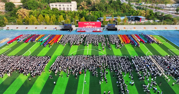 西南大學(xué)附中開學(xué)典禮 奧運冠軍送上“定制祝福”