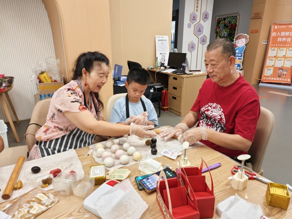 月餅制作現(xiàn)場。盤溪河社區(qū)供圖