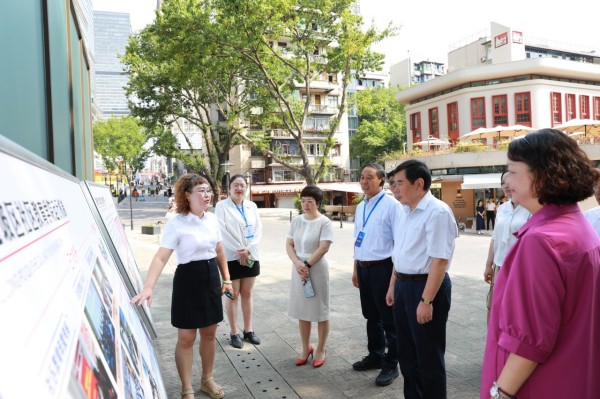 與會(huì)嘉賓參觀九龍坡區(qū)謝家灣街道民主村社區(qū)。九龍坡區(qū)社區(qū)教育學(xué)院供圖