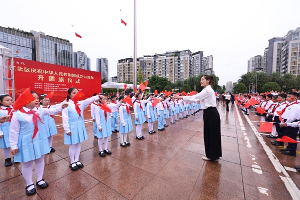 學(xué)生們共同以歌聲表達(dá)對(duì)偉大祖國(guó)繁榮昌盛的深切祝愿與美好憧憬。江北區(qū)委宣傳部供圖