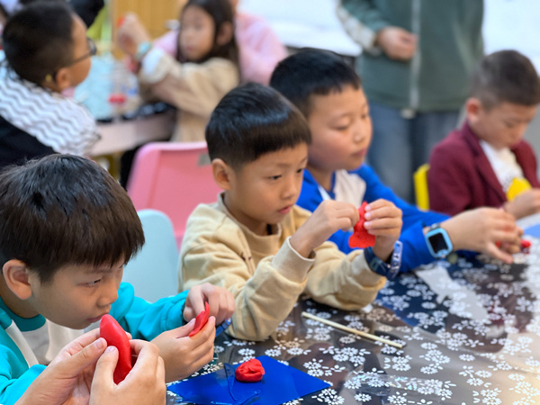 青少年在制作面塑。渝北區(qū)青少年活動中心供圖