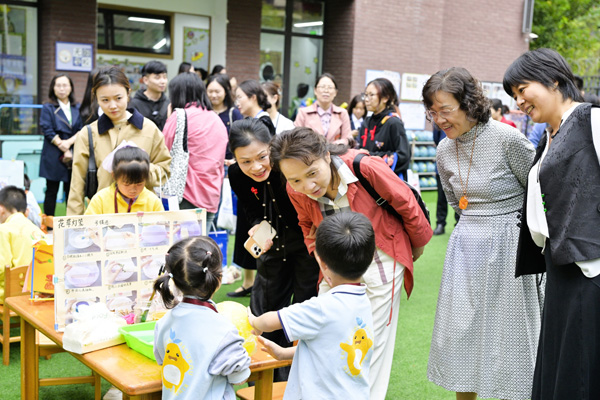 嘉賓參觀“流動博物館”。大渡口幼兒園供圖